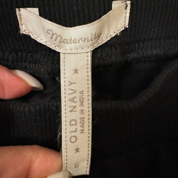 Old Navy black maternity capri pants size 6 - Picture 3 of 6